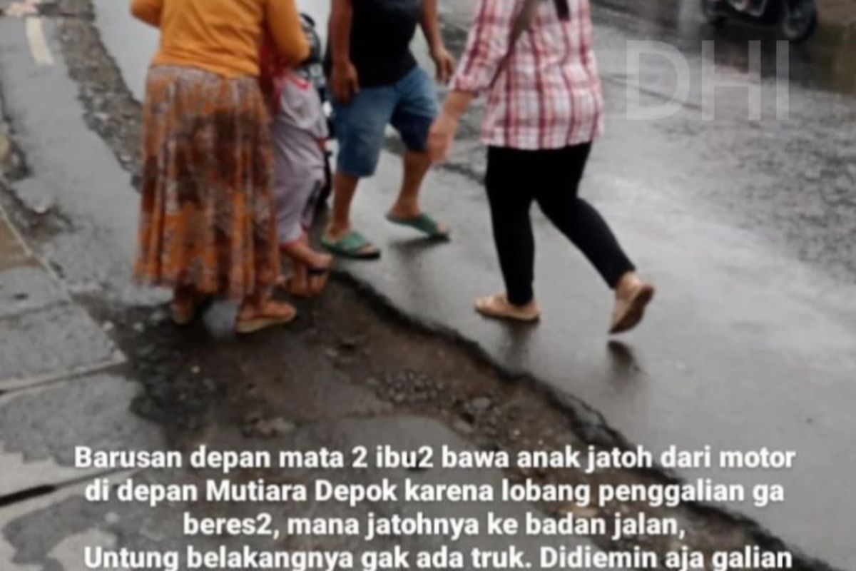 Foto seorang ibu-ibu pengendara motor terjatuh di lubang galian di Jalan Tole Iskandar, Sukmajaya, Depok, Jawa Barat, viral di media sosial, Kamis (6/7/2023).