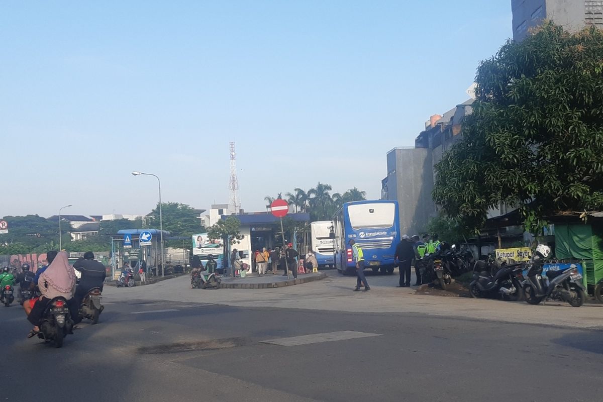 Kondisi Halte Transjakarta Puri Beta 2 di Ciledug, Tangerang, Selasa (17/3/2020). Tak ada lagi antrean panjang calon penumpang di halte itu seperti yang terjadi Senin kemarin saat jumlah bus transjakarta yang dioperasikan dikurangi dan headway-nya diperlama.