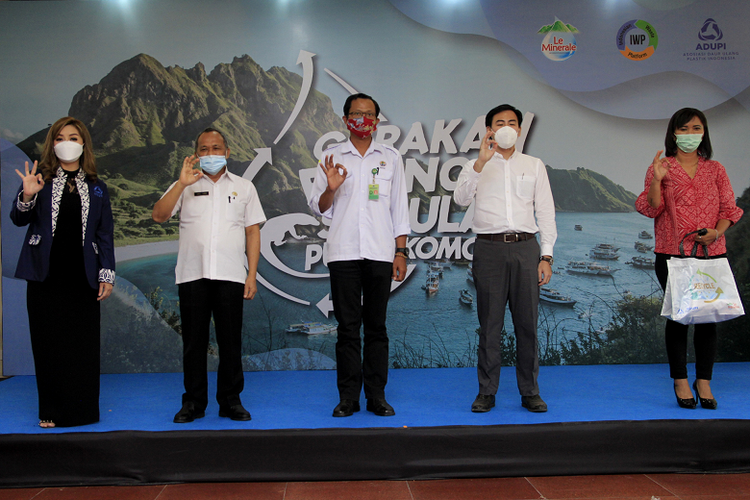 Le Minerale bekerja sama dengan Indonesian Waste Platform (IWP) dan Asosiasi Daur Ulang Plastik Indonesia (ADUPI) mencanangkan program Gerakan Ekonomi Sirkular di Pulau Komodo, Rabu (7/10/2020). 