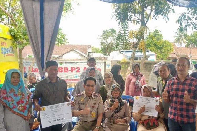 Penampakan para 21 cucu, ahli waris Mertowiyono saat berfoto bersama Kepala BPN Kabupaten Magelang (tengah) seusai menerima UGR, Selasa (22/8/2023) 