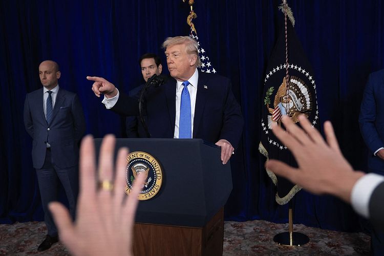 Presiden Amerika Serikat Donald Trump (tengah) ditemani Menteri Luar Negeri Marco Rubio (kedua dari kiri) dan Menteri Pertahanan Pete Hegseth (kanan) saat konferensi pers mengenai serangan AS di Venezuela, di Palm Beach, Florida, Sabtu (3/1/2026).