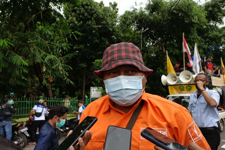 Koordinator Aliansi Buruh Bekasi Melawan (BBM), M. Nur Fahroji saat ditemui wartawan di depan Kantor BPJS Ketenagakerjaan Kota Bekasi, pada Selasa (1/3/2022).