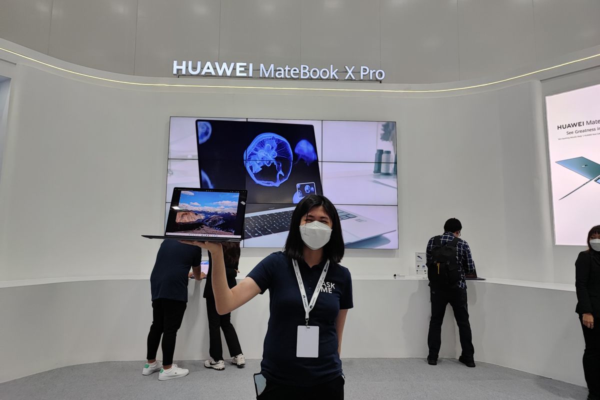 Booth Huawei MateBook X Pro 2022 di acara peluncuran bertajuk Huawei APAC Smart Office Launch 2022 di Bangkok International Trade & Exhibition Centre (BITEC), Bangkok, Thailand pada Rabu (27/7/2022) sore waktu setempat.