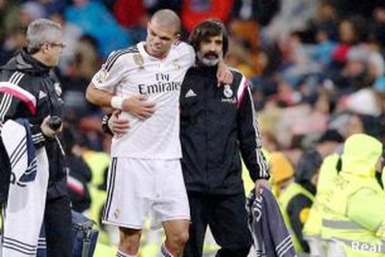 Bek Real Madrid, Pepe, mengalami cedera saat melawan Atletico Madrid, pada pertandingan leg kedua 16 besar Copa del Rey, Kamis (15/1/2015). 