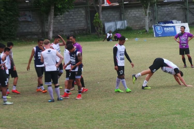 Skuad Bali United hanya menggelar uji tanding internal di Gelora Trisakti Legian untuk mengisi kekosongan setelah kompetisi Liga I Indonesia 2018