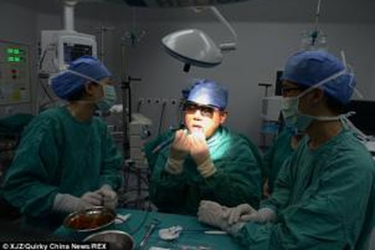 Dr.Zhang Xiangmin dari Tiongkok melakukan operasi ini agar sang istri tak terganggu lagi oleh suara ngoroknya.