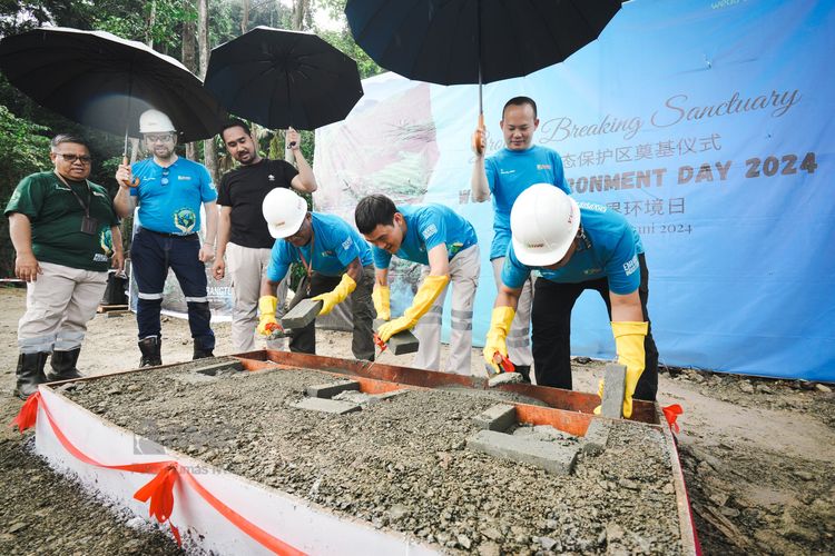 Prosesi groundbreaking pembangunan sanctuary di area PT Indonesia Weda Bay Industrial Park (IWIP).