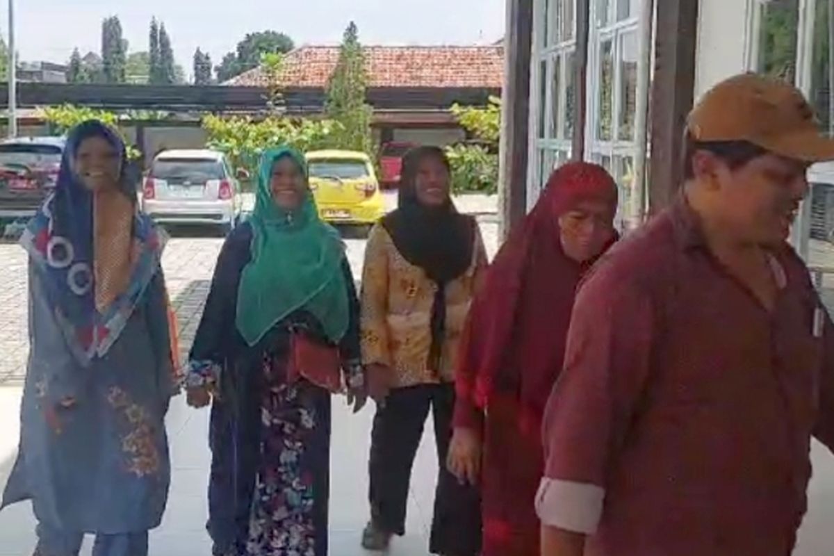 PENERIMA BANSOS - Sejumlah warga asal Desa Balaradin, Kecamatan Lebaksiu, Kabupaten Tegal, Jawa Tengah mengadu ke kantor Dinsos dan Inspektorat Pemkab Tegal mengeluhkan tak lagi mendapat bansos PKH dan BPNT, Kamis (13/3/2025). 