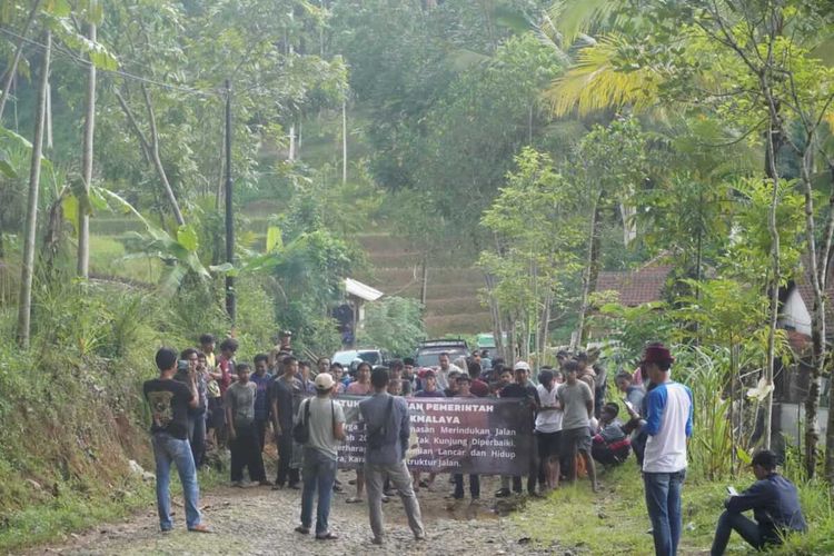 Warga Kecamatan Sodonghilir, Kabupaten Tasikmalaya, Jawa Barat, menggelar unjukrasa memprotes jalan rusak sudah 26 tahun tak diperbaiki dan kondisinya sudah seperti jalur offroad, Jumat (5/5/2023).