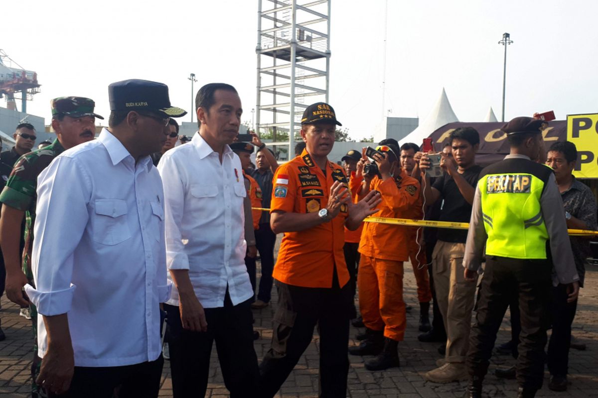 Presiden Joko Widodo meninjau dermaga JICT 2, Tanjung Priok, Jakarta Utara, Jumat (2/11/2018) sore.  Jokowi tiba di lokasi sekitar pukul 16.02 WIB dan disambut oleh Menteri Perhubungan Budi Karya Sumadi, Kepala Badan SAR Nasional Marsekal Madya M Syaugi, dan Panglima TNI Marsekal Hadi Tjahjanto.