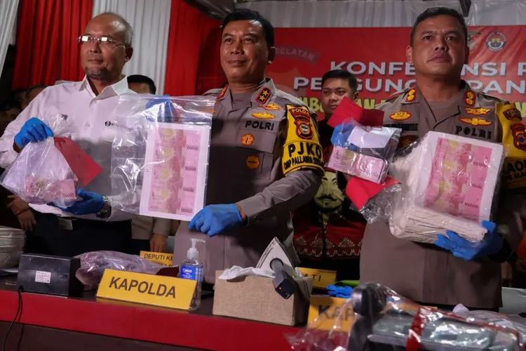 Kapolda Sulawesi Selatan Irjen Pol Yudhiawan (tengah) bersama Kapolres Gowa AKBP Reonald TS Simanjuntak (kanan) dan Kepala Bank Indonesia Perwakilan Sulsel Rizki Ernadi Wimanda (kiri) memperlihatkan barang bukti uang palsu saat konferensi pers di Mapolres Kabupaten Gowa, Sulawesi Selatan, Kamis (19/12).