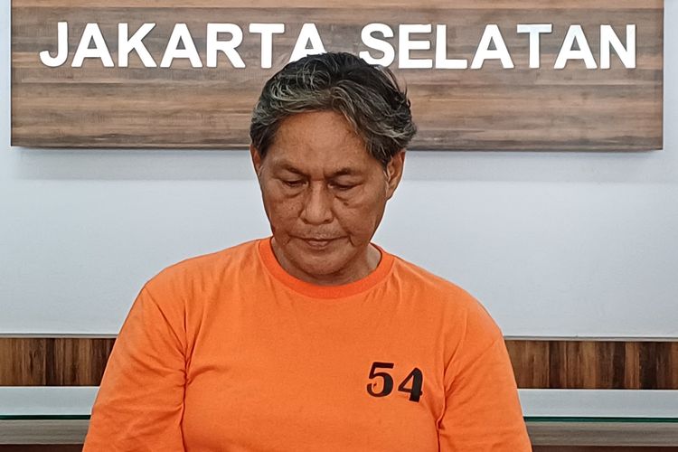 Tampang pelaku Jali Kartono, pelaku pembakaran istri sendiri, Anie Melan, di Kebayoran Lama, Jakarta Selatan, saat ditunjukkan di Mapolres Metro Jakarta Selatan, Senin (4/12/2023).