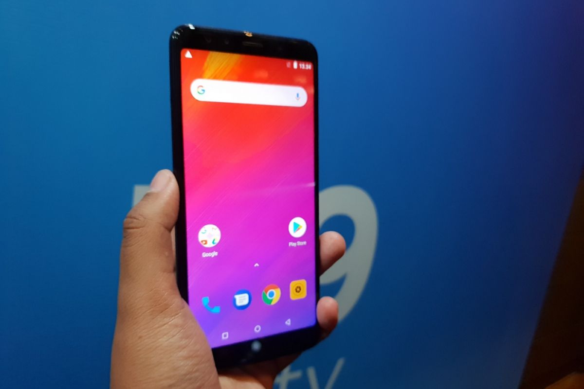 Lenovo K9 dengan fitur 4 kamera (2 kamera belakang dan 2 kamera depan).