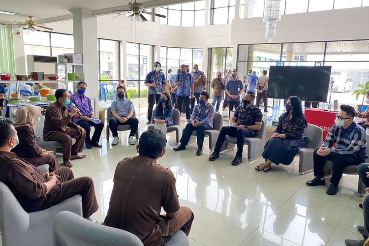 Buruh PT Maspion menggelar diskusi bersama Ketua Umum Partai Demokrat Agus Harimurti Yudhoyono (AHY) di Jawa Timur, Sabtu (19/2/2022).