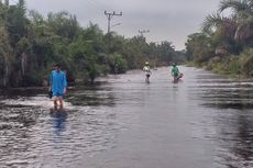 Siswa di Kampar, Riau, Terobos Banjir demi Sekolah