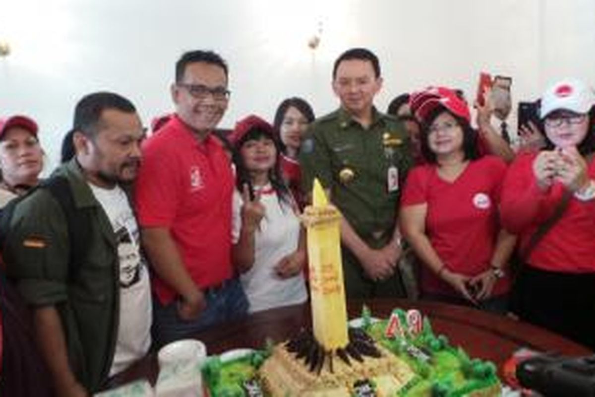 Gubernur DKI Jakarta Basuki Tjahaja Purnama dapat kejutan ulang tahun ke-49 dari relawannya yang mengatasnamakan Dukung Ahok Gubernur (DAG), di Balai Kota, Senin (29/6/2015). 