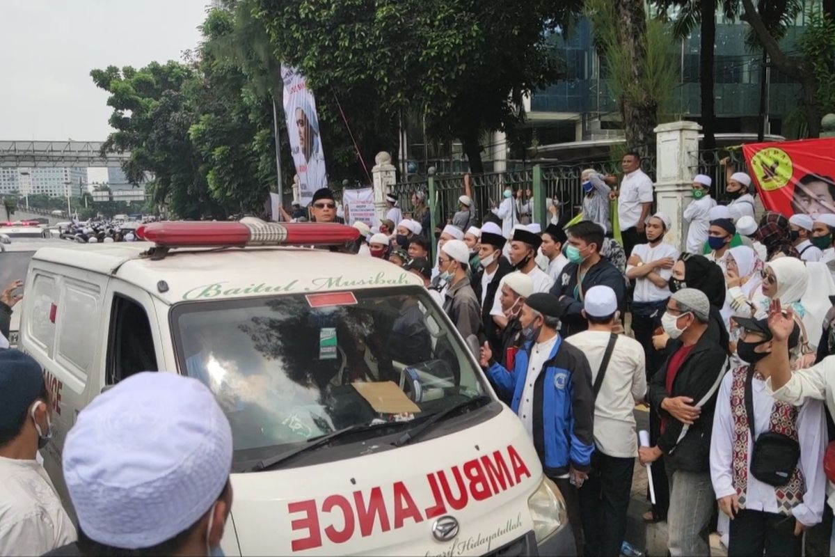 Massa berkumpul di dekat markas FPI di Petamburan, Jakarta Pusat, untuk menyambut kedatangan pimpinan FPI Rizieq Shihab, Selasa (10/11/2020).  Akibat hal itu, jalan KS Tubun ditutup Total dari kedua arah. Kendati demikian, massa tetap memberi jalan bagi ambulans dan mobil jenazah yang hendak lewat.