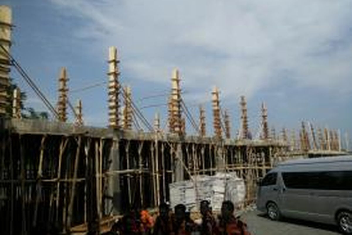 Pembangunan ruko di Perumahan Citra Maja Raya, Maja, Lebak, Banten. Foto diambil pada Kamis, (7/5/2015).