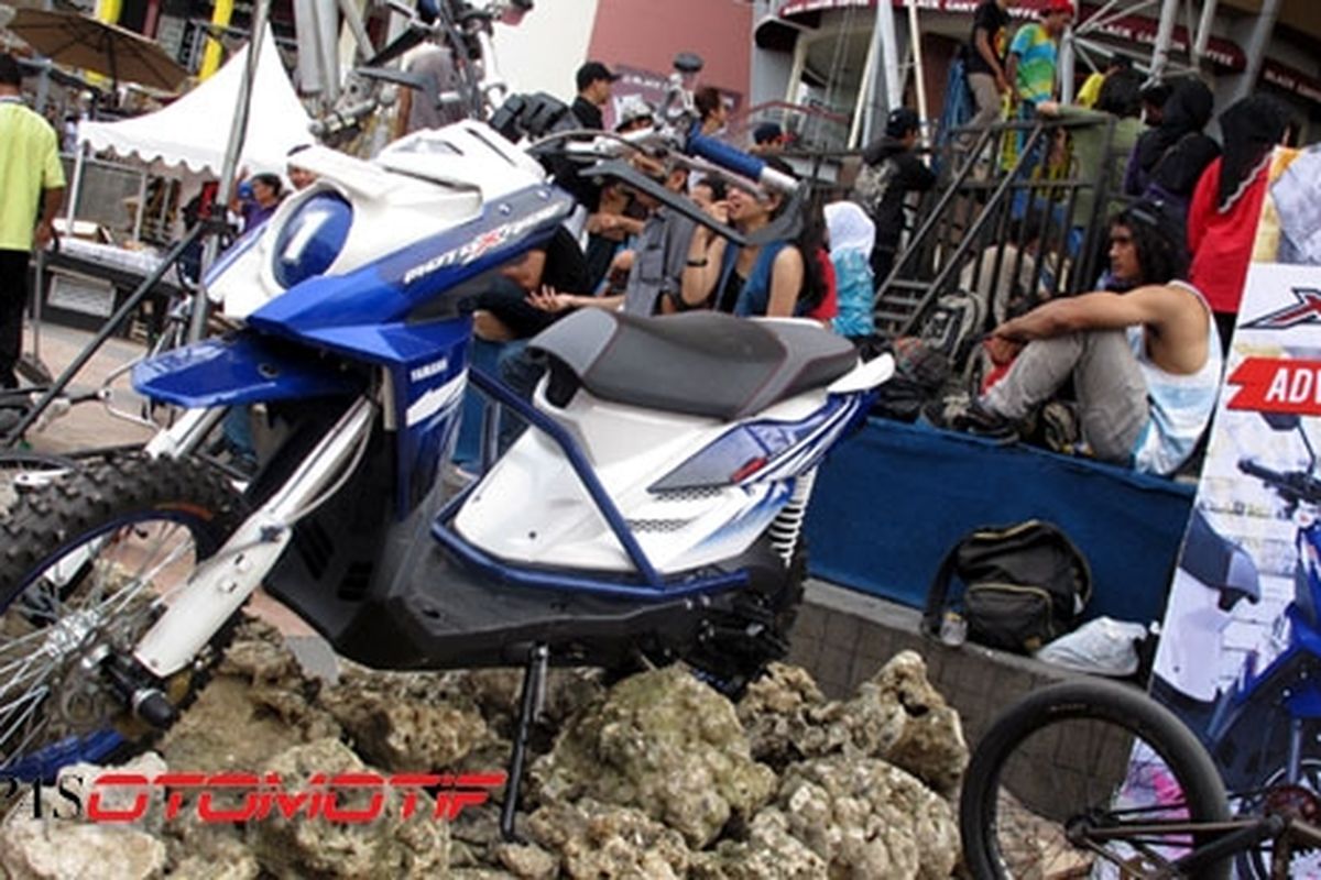 Yamaha X-Ride di atas bebatuan.