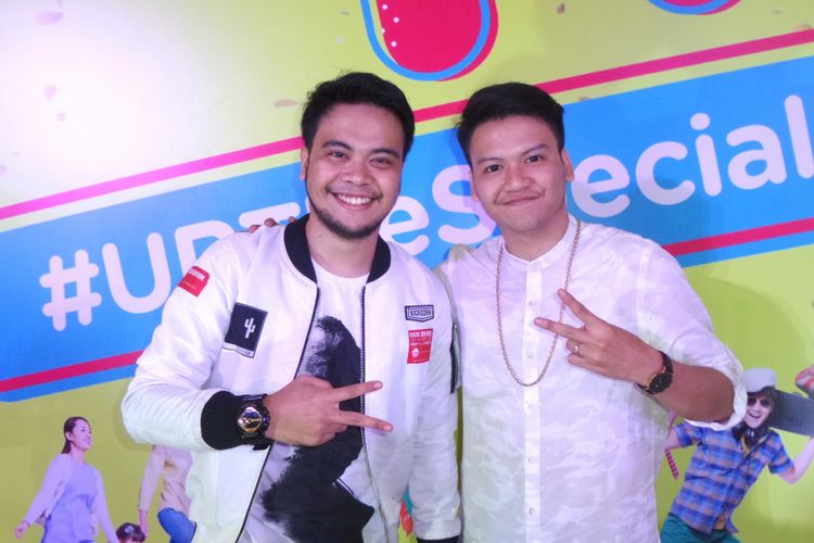 Personel boyband SMASH, Reza dan Ilham (kanan) saat ditemui di acara 11th Anniversary of You And Me serta dan Watson Online di Kelapa Gading, Jakarta Utara, belum lama ini