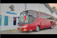 Perbedaan Bus Single Glass Adiputro dengan Model Double Glass