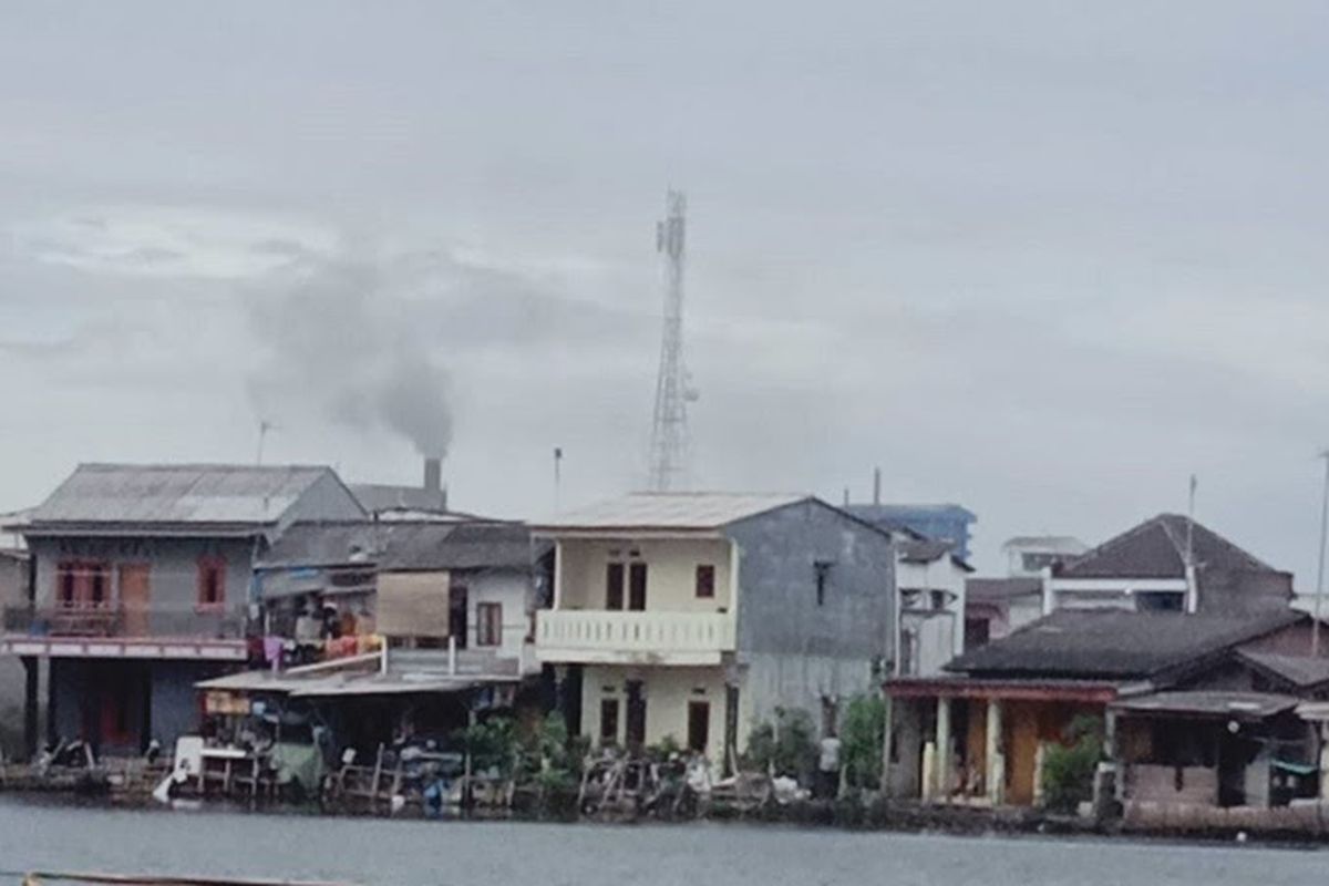 Aktivitas sejumlah perusahaan di sekitar wilayah Pelabuhan Marunda.