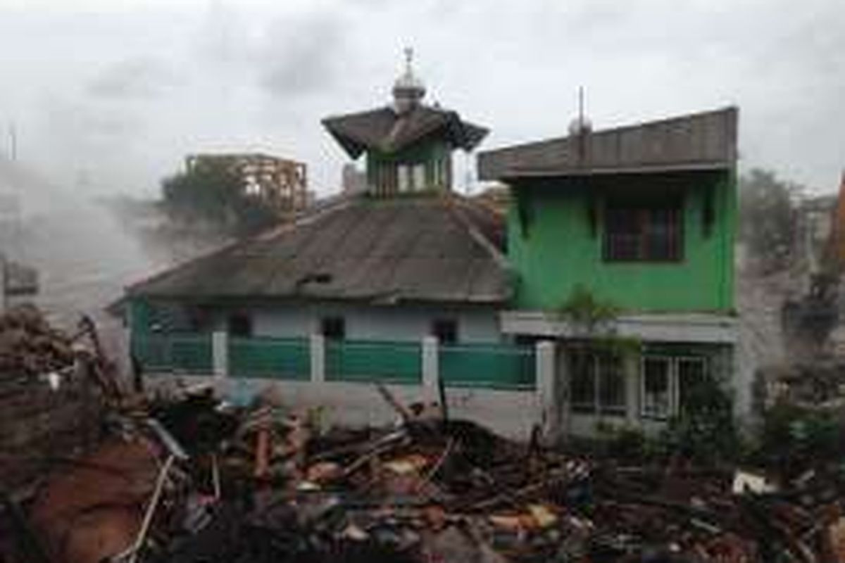 Satu masjid yang masih berdiri di tengah penggusuran yang dilakukan di kawasan Kalijodo, Tambora, Jakarta Barat, Senin (29/2/2016). 


