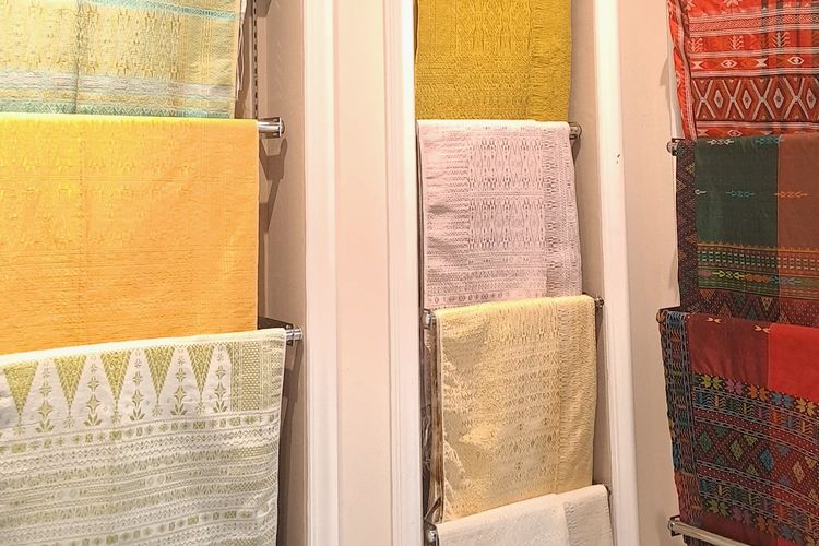 Kain Songket yang dijual di Galeri Fine Patronun, bahan yang digunakan adalah Bemberg