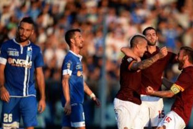 Para pemain AS Roma merayakan gol ke gawang Empoli pada laga Serie-A yang berlangsung di Stadion Carlo Castellani, Empoli, Sabtu (13/9/2014).