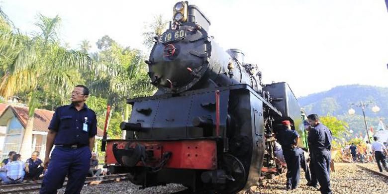 Kereta api wisata bertenaga batu bara, Mak Itam, dipakai untuk membawa pebalap sepeda menuju ke lokasi start etape 6A Tour de Singkarak 2011 Sawahlunto menuju Istano Basa Pagaruyung, Sumatera Barat, Sabtu (11/6/2011). Panitia sengaja mengajak peserta Tour de Singkarak 2011 menaiki kereta api Mak Itam untuk mempromosikan potensi wisata di kota Sawahlunto. 