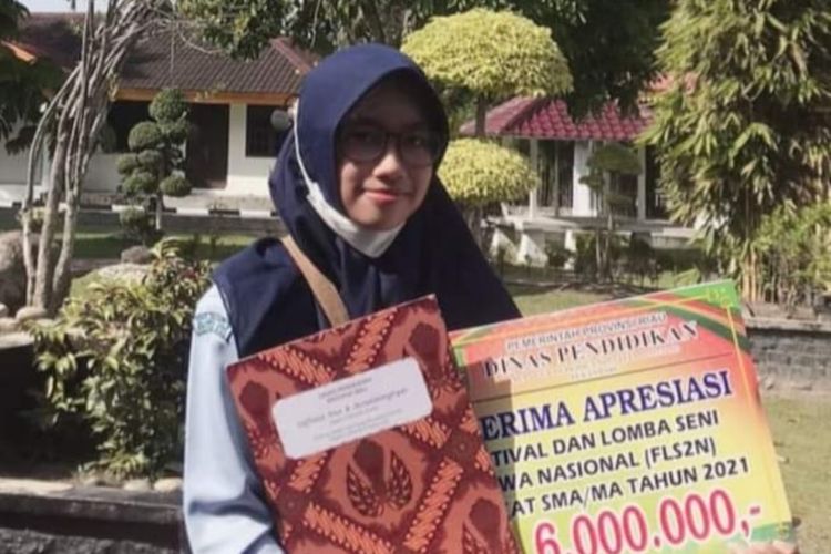 Saffana Nur Astutiningtyas, siswi SMAN 8 Pekanbaru Provinsi Riau yang berhasil masuk Institut Teknologi Bandung (ITB) karena berprestasi di bidang seni.