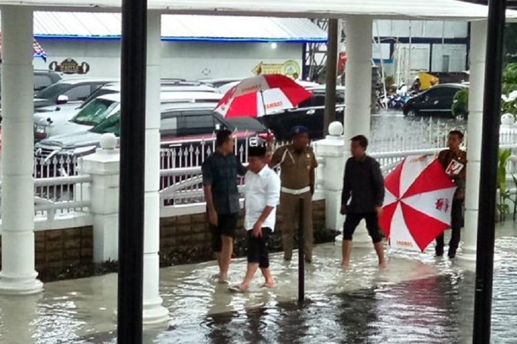 Gubernur Sumut Edy Rahmayadi dan Wakil Gubernur Musa Rajecksah memantau lokasi genangan air,di kantor Gubernur Jalan Diponegoro, Jumat (5/10/2018).