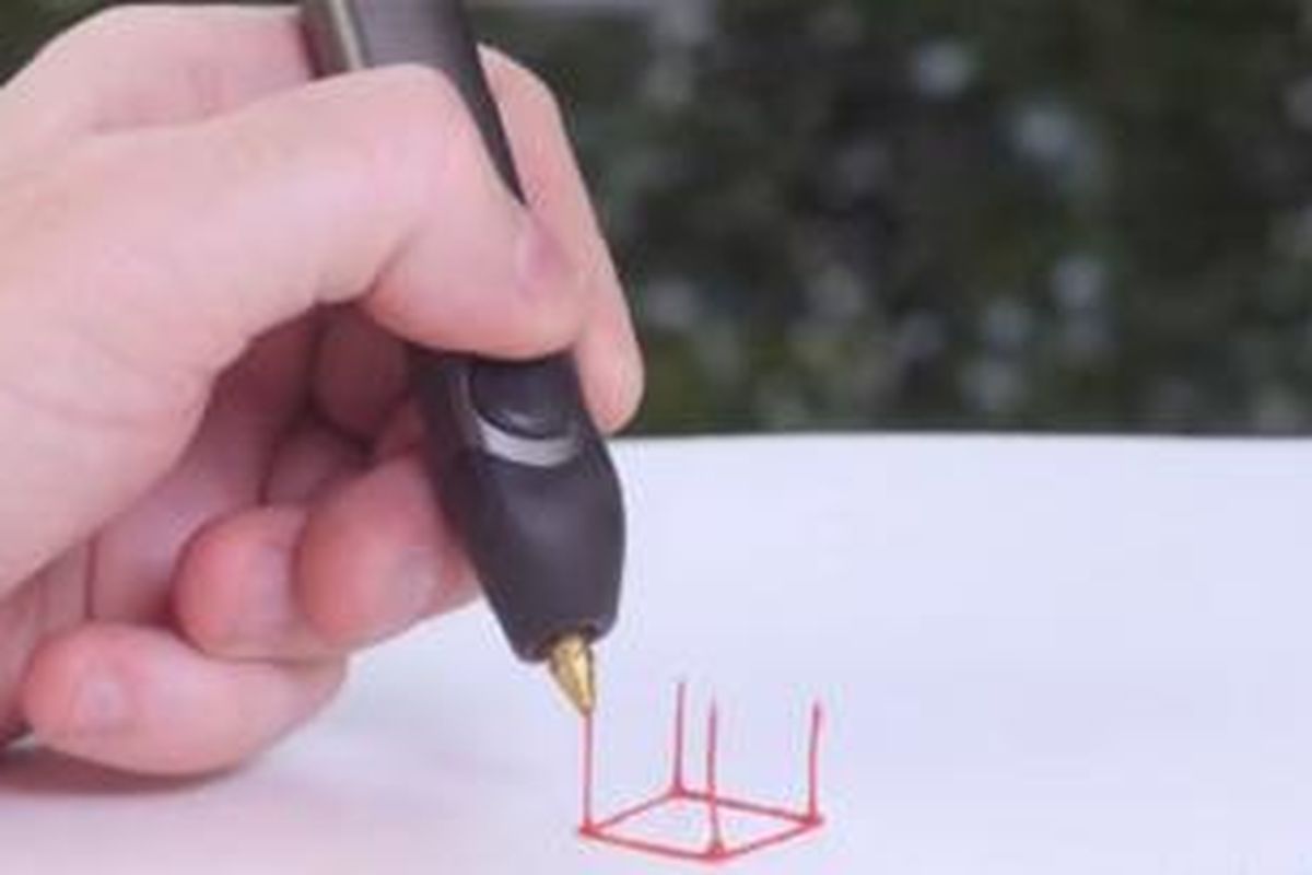 Pena ini bernama 3Doodler 2.0. Cara kerjanya mirip dengan lem, yaitu filamen plastik cair akan keluar dari ujung pena. Plastik membeku dengan cepat, karena adanya kipas angin kecil di sekitar ujung pena. Hal ini membantu menciptakan struktur yang stabil di udara.