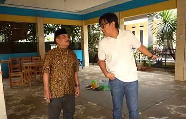 Komedian Andre Taulany mengunjungi rumah Haji Bolot di daerah Parung, Bogor. 
