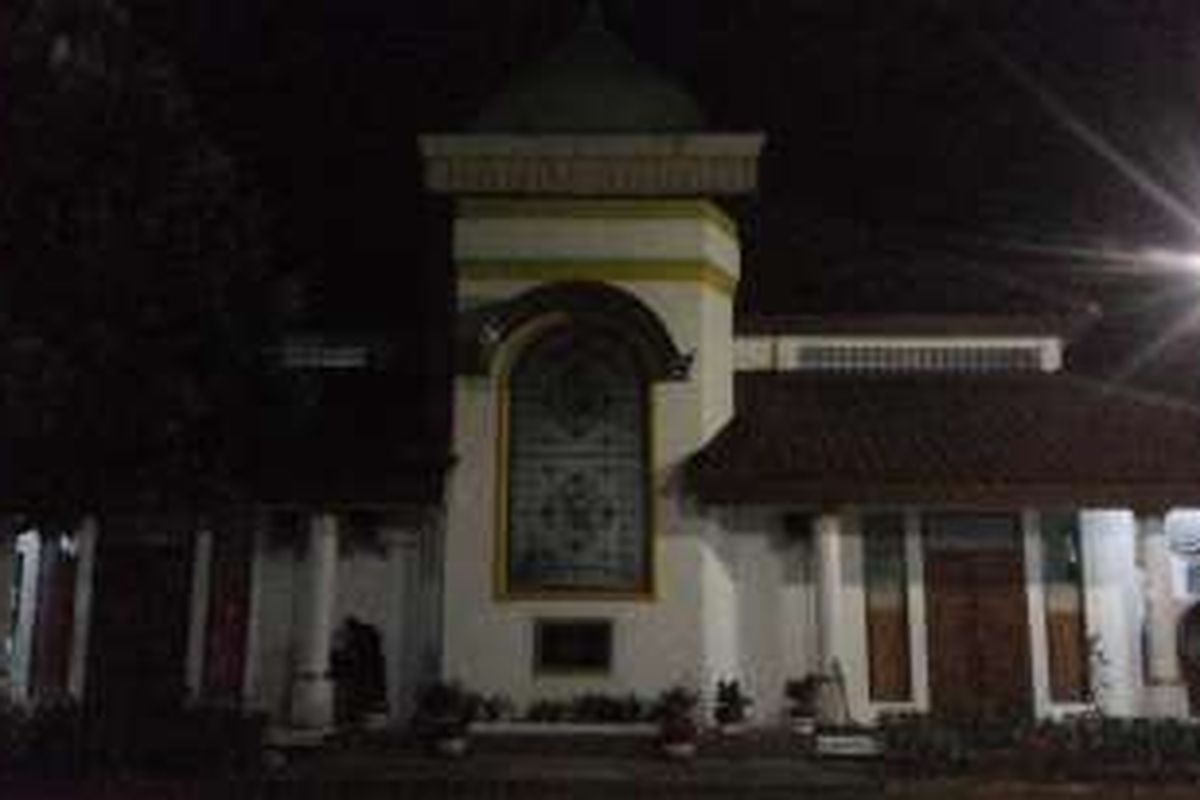 Suasana di Masjid Jami Al Makmuriah, Pulau Pramuka, Kepulauan Seribu, Minggu (8/1/2017) malam