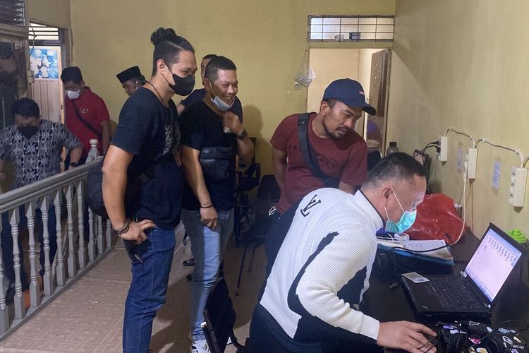 Sebuah kantor pinjaman online di Jalan Veteran, Kecamatan Pontianak Selatan, Kota Pontianak, Kalimantan Barat (Kalbar) digerebek polisi. Sebanyak 14 orang di kantor fintech ilegal dan dijalankan PT Sumber Rejeki Digital (SRD) tersebut ditangkap dan diperiksa penyidik.