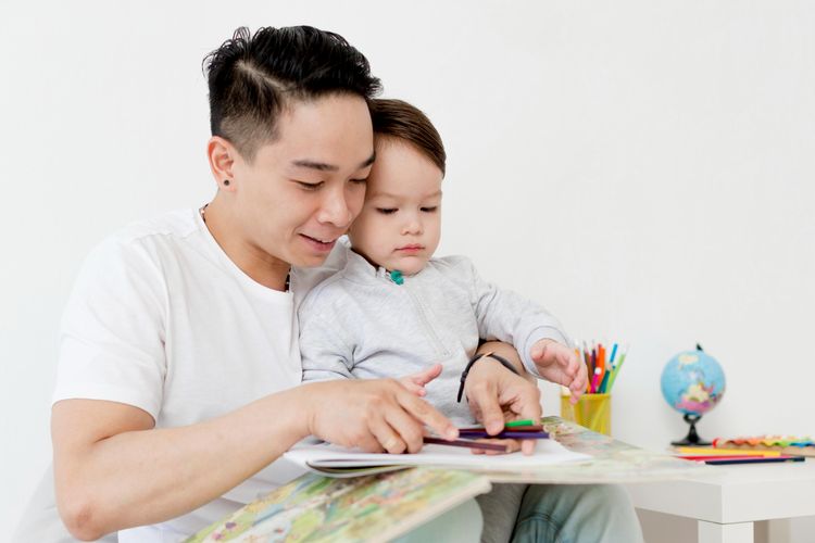 Ilustrasi orangtua dan anak. Psikolog menjelaskan bahwa perubahan norma sosial dan akses informasi membuat pola asuh kini lebih menekankan kedekatan emosional.