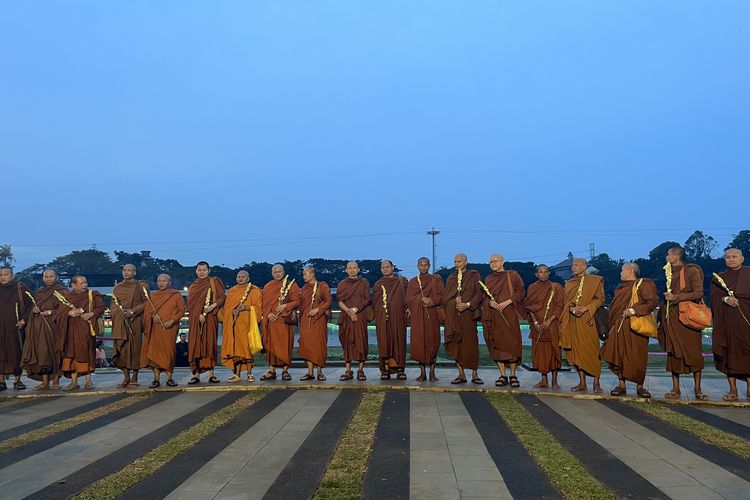 Potret 40 Bhikkhu yang akan melakukan thudong ke kawasan Candi Borobudur, Magelang, Jawa Tengah, saat ditemui di Danau Archipelago, Taman Mini Indonesia Indah, Jakarta Timur, Selasa (14/5/2024). 