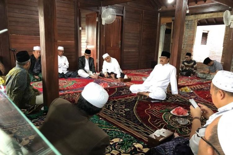 Ketua PBNU Saifullah Yusuf beserta sejumlah kiai sepuh saat berkumpul di kediamannya di Surabaya (Foto Istimewa)