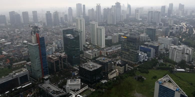 Awan gelap menyelimuti Kota Jakarta di kawasan perkantoran, Jakarta Pusat, Kamis (10/11/2016).
