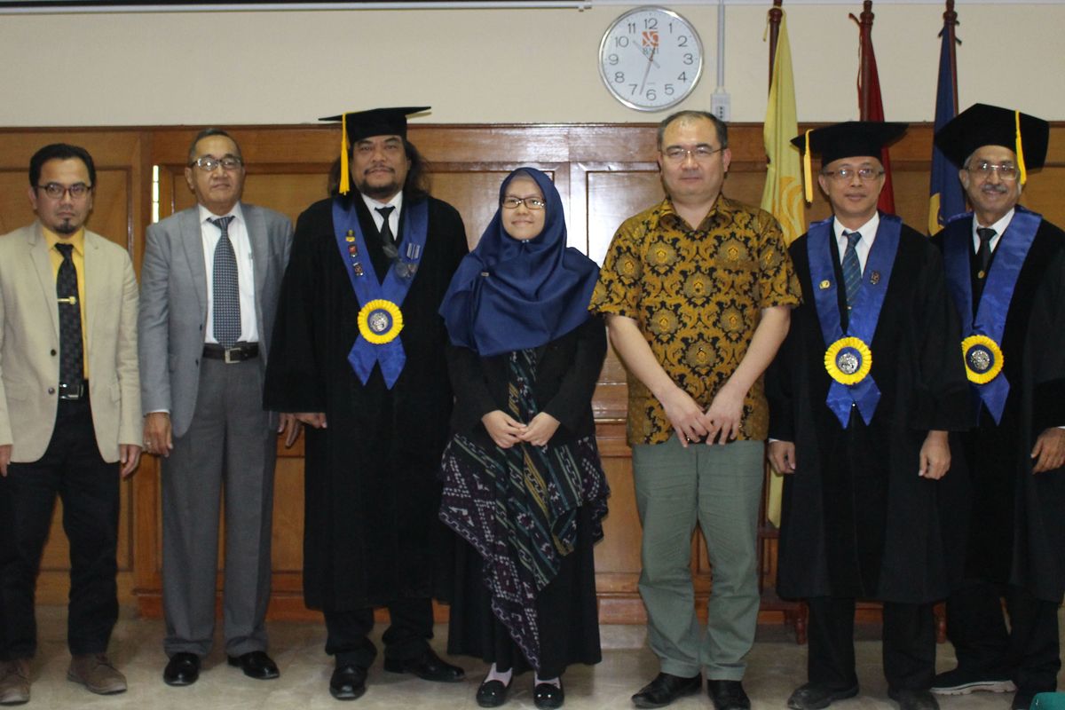 Pada usia 25 tahun, Nyayu (tengah) dinyatakan lulus pada program Doktor di Departemen Teknik Mesin FTUI. 