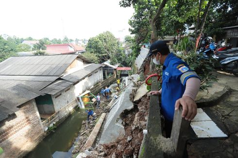 Turap Sepanjang Belasan Meter di Srengseng Sawah, Jaksel, Longsor