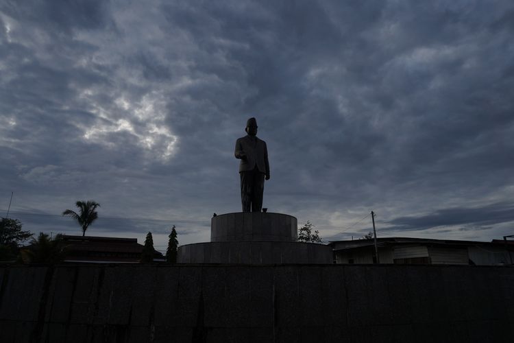 Monumen Patung Mohammad Hatta, proklamator Republik Indonesia (RI), berdiri kokoh di kompleks situs penjara dan kamp pengasingan Boven Digoel di Tanah Merah, Distrik Mandobo, Kabupaten Boven Digoel, Papua Selatan. Gambar diambil pada Senin (13/4/2015). 