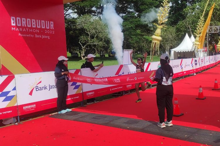 Pelari putri Pretty Sihite saat memasuki garis finis lomba Elite Race Borobudur Marathon 2022 yang digelar di Taman Lumbini, Candi Borobudur, Magelang, Jawa Tengah, pada Sabtu (12/11/2022). Pretty Sihite menjadi pemenang lomba kategori putri Elite Race Borobudur Marathon 2022.