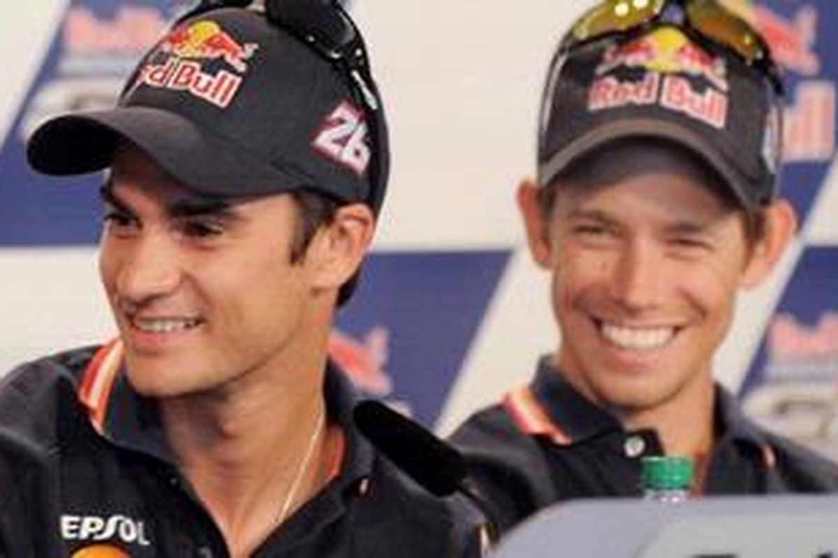 Pebalap Repsol Honda, Casey Stoner (kanan), dan rekan setimnya, Dani Pedrosa.