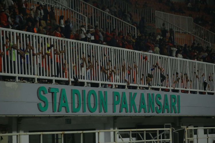 Antusiasme pendukung timnas U22 pada laga persahabatan antara Indonesia vs Mali di Stadion Pakansari, Kabupaten Bogor, Selasa (18/11/2025).