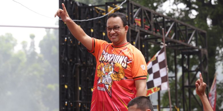 Gubernur DKI Jakarta Anies Baswedan menyambut kedatangan para pemain dan suporter club bola Persija Jakarta yang mengikuti konvoi Penyerahan Piala Gojek Traveloka Liga 1 di Kawasan Balai Kota DKI Jakarta, Sabtu (15/12/2018). Konvoi tersebut untuk merayakan kemenangan Persija Jakarta sebagai juara Liga 1.