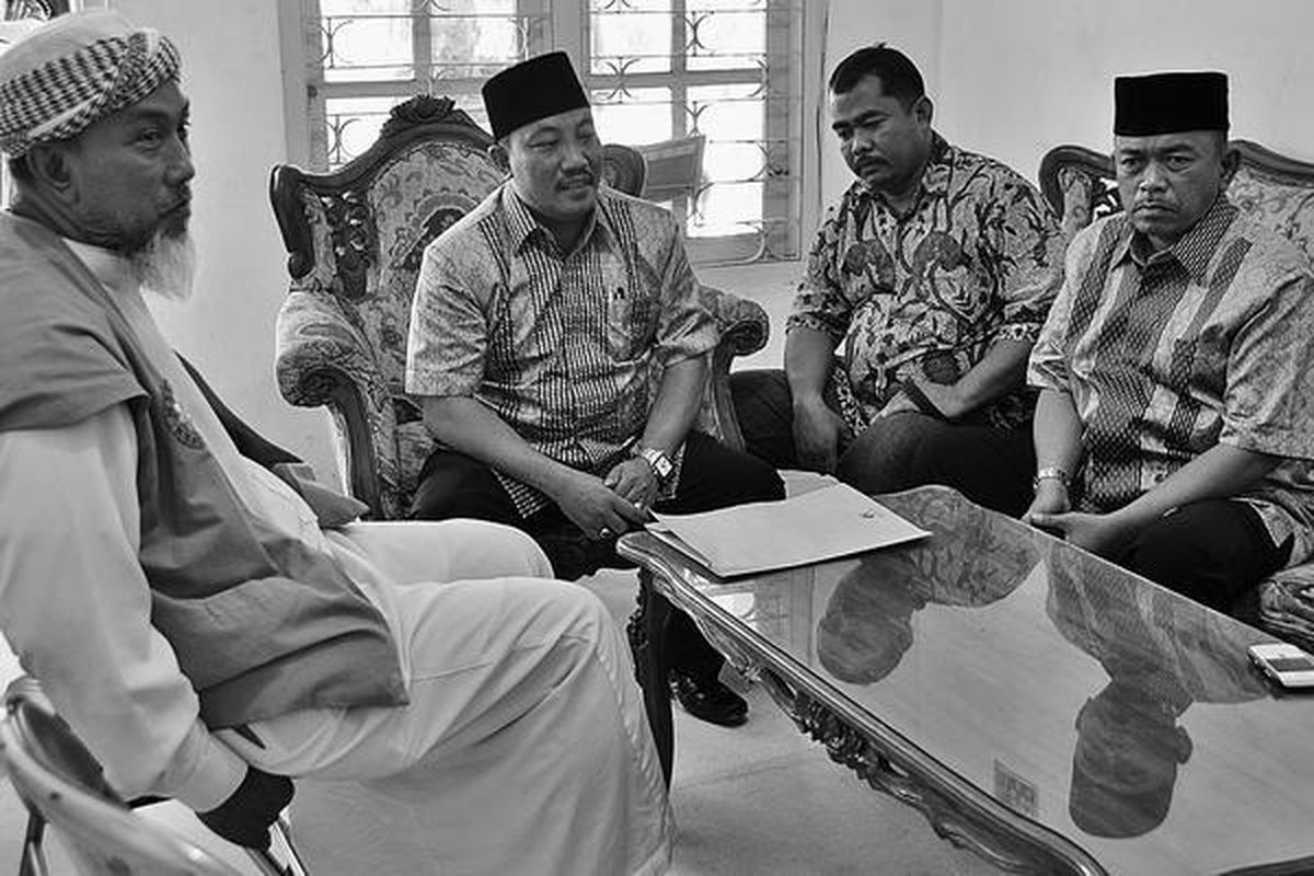 Pasangan calon perseorangan, Dwi Jatmiko (kedua dari kiri) dan Tjetjep Mulyadinata (paling kanan), mengadu kepada Panitia Pengawas  Pilkada Banten, Kamis (25/8). Mereka memprotes keputusan Komisi Pemilihan Umum Banten  yang menyatakan pasangan ini gagal memenuhi syarat dukungan masyarakat setelah menerima masukan dari Panwas Kabupaten Tangerang.