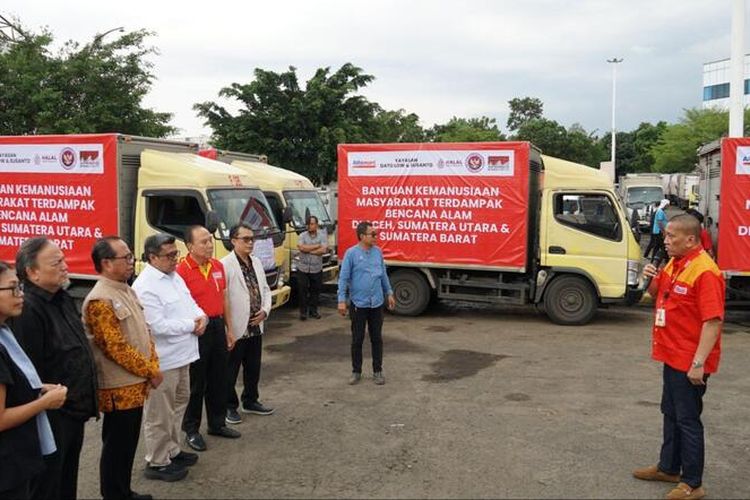 Pelepasan truk berisi bantuan logistik Alfamart untuk warga terdampak bencana di Aceh, Sumut, dan Sumbar.