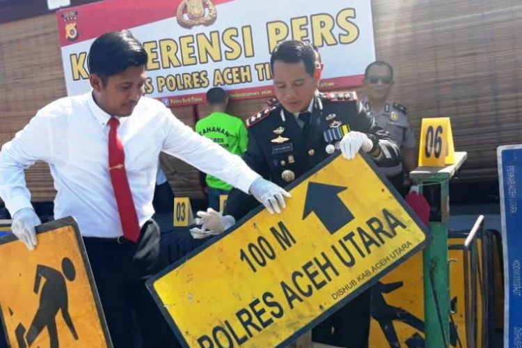 Kapolres Aceh Timur AKBP Wahyu Kuncoro memperlihatkan barang bukti pencurian rambu jalan di Mapolres Aceh Timur, Selasa (27/11/2018)